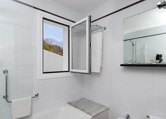 Superior G: Private Pool & Concierge * 이코드레로스비노스